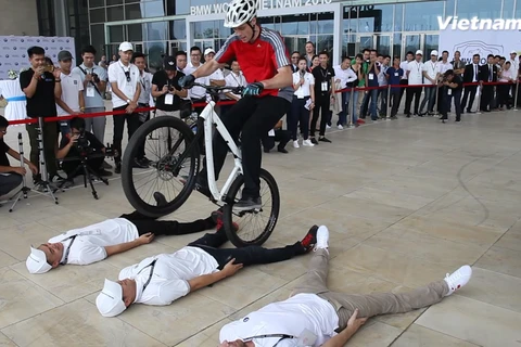 Màn trình diễn xe đạp stunt độc đáo do vận động viên chuyên nghiệp từ Tập đoàn BMW. (Ảnh: Doãn Đức/Vietnam+)