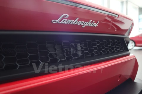 Logo Lamborghini ở đuôi xe. (Ảnh: Doãn Đức/Vietnam+)