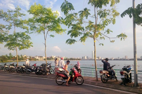 Khu vực phường Quảng An, quận Hồ Tây trở thành “bãi biển” tự phát. (Ảnh: PV/Vietnam+)