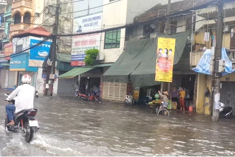 Mưa lớn khiến một số khu vực ở phường Thịnh Liệt, quận Hoàng Mai (Hà Nội) bị ngập úng, gây ách tắc giao thông cục bộ. (Ảnh: PV/Vietnam+)