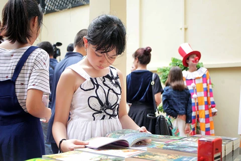 Cũng trong buổi lễ, Đại sứ Anh Giles Lever đã tổ chức tiệc dành cho trẻ em Việt Nam tựa theo truyện Charlie và Nhà máy Sô-cô-la. (Ảnh: Doãn Đức/Vietnam+)