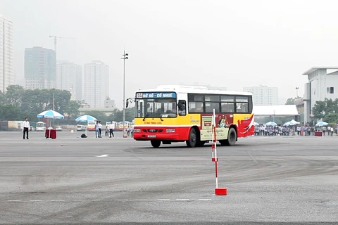Lái xe buýt trình diễn những kỹ năng “tay lái lụa” trên sa hình. (Ảnh: Doãn Đức/Vietnam+)