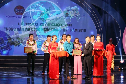 Ông Lại Xuân Môn - Chủ tịch Ban chấp hành Trung ương Hội Nông dân Việt Nam trao giải nhất của cuộc thi cho thí sinh Bùi Văn Xuân (Hòa Bình)