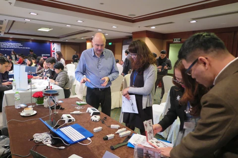 Doanh nghiệp Anh giới thiệu công nghệ và sản phẩm giáo dục của mình cho các đối tác Việt Nam. (Ảnh: BBGV cung cấp)