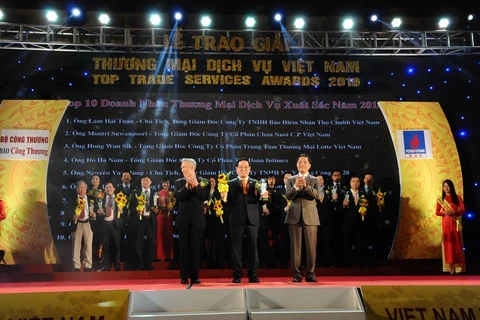 Bộ trưởng Bộ Công Thương Trần Tuấn Anh (ngoài cùng bên phải) trao giải Thương mại dịch vụ cho các doanh nghiệp. (Ảnh: Doãn Đức/Vietnam+)