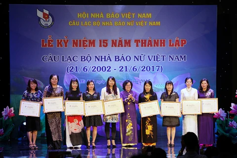 Đại diện 9 câu lạc bộ Nhà báo nữ địa phương nhận giấy khen của câu lạc bộ Nhà báo nữ Việt Nam. (Ảnh: Doãn Đức/Vietnam+)