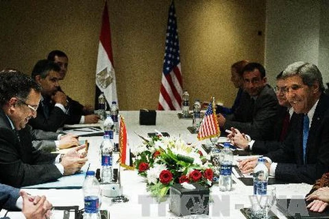 Ngoại trưởng Ai Cập Nabi Fahmy (giữa-trái) và Ngoại trưởng Mỹ John Kerry (giữa-phải) trong cuộc gặp tại Cairo. (Nguồn: AFP/TTXVN)