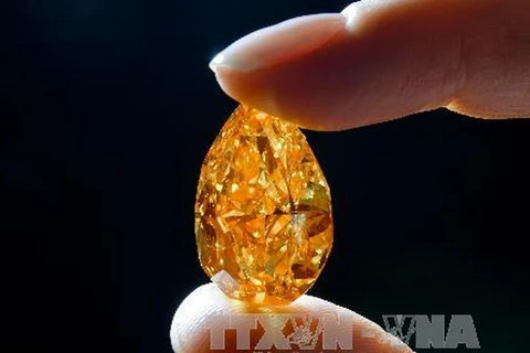 Viên kim cương màu cam lớn nhất được bán đấu giá