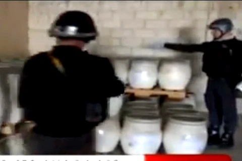 Ảnh chụp qua truyền hình: Các thanh sát viên của OPCW làm việc tại một địa điểm chứa vũ khí hóa học ở Syria ngày 19/10. (Nguồn: AFP/TTXVN)