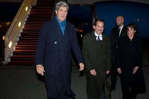 Ngoại trưởng Mỹ John Kerry (trái) được Đại sứ Mỹ ở Ba Lan Stephen Mull (phải) đón ở sân bay Warsaw, tối 4/11 (Nguồn: AFP)