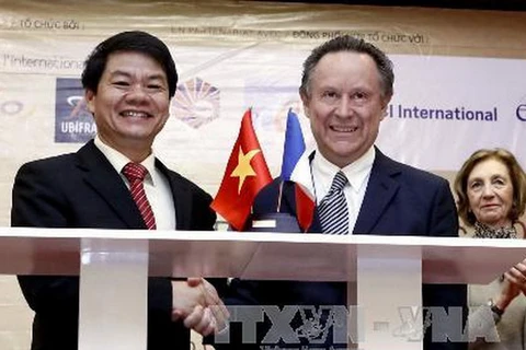 Công ty ôtô Trường Hải (Thaco) (trái) và hãng xe hơi Peugeot (Pháp) ký biên bản hợp tác kinh doanh tại Diễn đàn doanh nghiệp Việt-Pháp 2013. Ảnh minh họa. (Ảnh: Thế Anh/TTXVN)