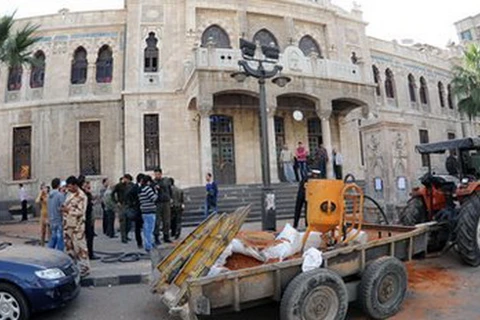 Hiện trường vụ nổ bom ở trụ sở công ty đường sắt Hijaz, Damascus. (Nguồn: AFP)
