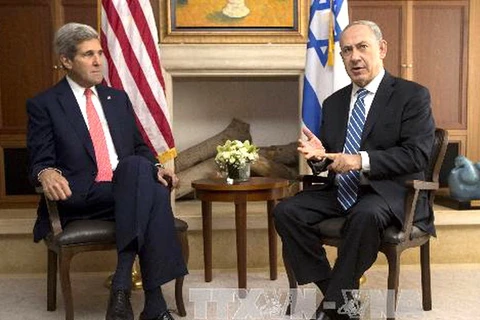 Thủ tướng Israel Benjamin Netanyahu gặp Ngoại trưởng Mỹ John Kerry trong cuộc gặp giữa hai ông ngày 6/11/2013. (Nguồn: AFP/TTXVN)