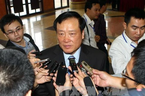 Viện trưởng Viện Kiểm sát nhân dân Tối cao Nguyễn Hòa Bình trả lời phỏng vấn báo chí bên lề phiên họp. (Ảnh: Trọng Đức/TTXVN)
