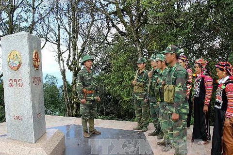 Cán bộ, chiến sĩ Đồn biên phòng A Pa Chải phối hợp với dân quân xã Sín Thầu tuần tra, bảo vệ cột mốc biên giới chung Việt Nam-Lào-Trung Quốc. (Ảnh: Trọng Đức/TTXVN)
