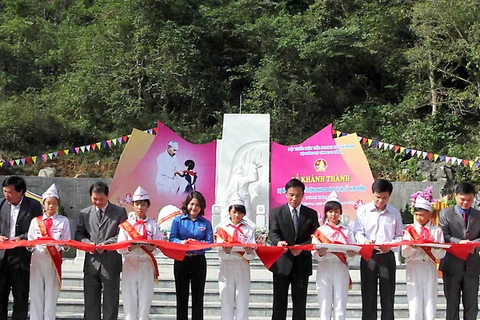 Cắt băng khánh thành công trình tôn tạo, mở rộng Khu di tích lịch sử Kim Đồng, giai đoạn 1. (Ảnh: Quân Trang/TTXVN)