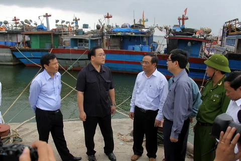 Phó Thủ tướng Hoàng Trung Hải và đoàn công tác Trung ương thị sát, chỉ đạo chuẩn bị ứng phó bão ngay tại khu neo đậu tàu thuyền Phú Hải, Thừa Thiên-Huế. (Ảnh: Quốc Việt/Vietnam+)