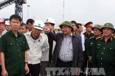 Phó Thủ tướng Nguyễn Xuân Phúc kiểm tra công tác phòng, chống bão Haiyang tại huyện Bình Sơn, tỉnh Quảng Ngãi. (Ảnh: Trần Lê Lâm/TTXVN)
