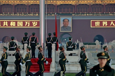 Cảnh vệ Trung Quốc thực hiện nghi lễ chào cờ trước Thiên An Môn hôm thứ Sáu trong điều kiện an ninh thắt chặt. (Nguồn: AFP)