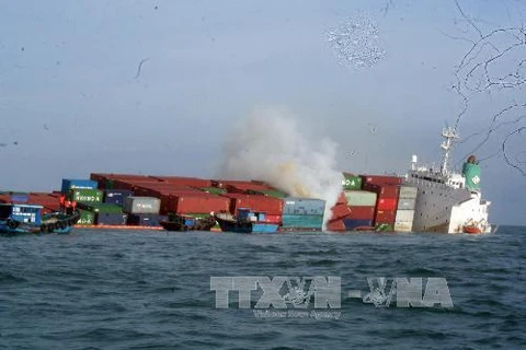 Một container trên tàu chìm ở biển Vũng Tàu bốc cháy