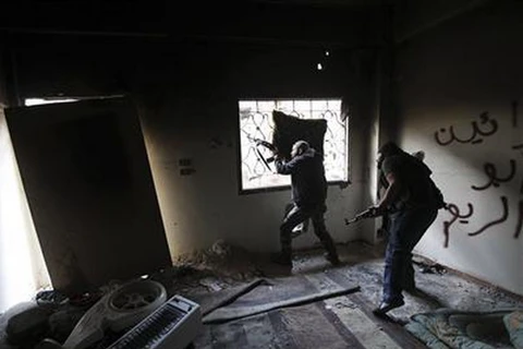 Các tay súng của quân nổi dậy Syria giao tranh với quân chính phủ ở một cứ điểm tại phía Đông Syria. (Nguồn: Reuters)