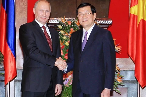 Chủ tịch nước Trương Tấn Sang đón Tổng thống Liên bang Nga V. V. Putin. (Ảnh: Nguyễn Khang/TTXVN)