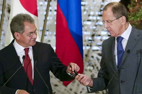 Bộ trưởng Ngoại giao Nga Sergei Lavrov cùng Bộ trưởng Quốc phòng Sergei Shoigu (trái). (Nguồn: Reuters)