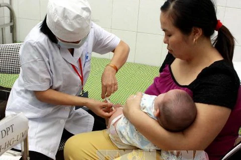 Nhân viên y tế tiêm chủng vắcxin Quinvaxem cho trẻ tại phường phố Huế, quận Hai Bà Trưng, Hà Nội. (Ảnh: Dương Ngọc/TTXVN)