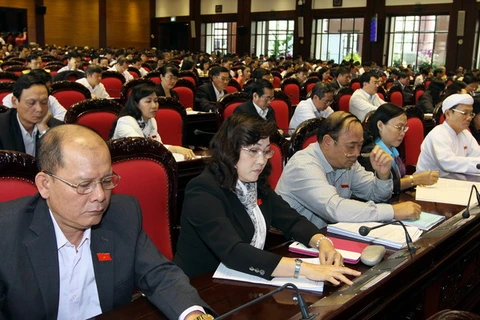 Các đại biểu Quốc hội ấn nút biểu quyết thông qua Luật sửa đổi, bổ sung một số điều của Luật Thi đua khen thưởng. (Ảnh: Nguyễn Dân/TTXVN)
