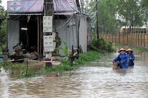 Mưa lớn gây ngập lụt miền Trung, làm 15 người chết