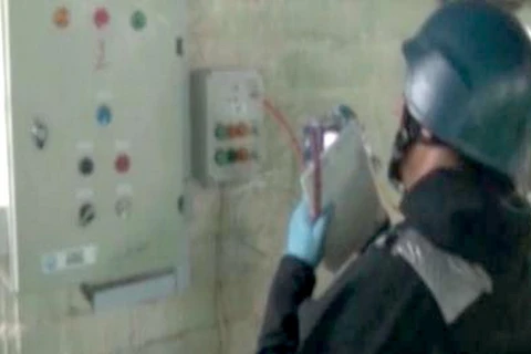 Một thanh sát viên của OPCW kiểm tra một kho vũ khí hóa học của Syria. (Nguồn: AFP)