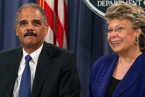 Bộ trưởng Tư pháp Mỹ Eric Holder (trái) và bà Viviane Reding, Phó Chủ tịch EC kiêm Ủy viên tư pháp ở Washington. (Nguồn: AFP)
