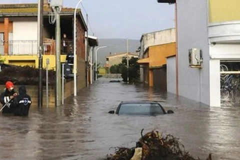 Lốc xoáy kèm mưa lớn gâp ngập lụt nặng các khu phố trên đảo Sardinia của Italy. (Nguồn: AP) 