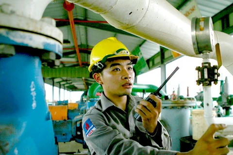 Công nhân Xí nghiệp Tổng kho Xăng dầu Nhà Bè vận hành thiết bị cung cấp xăng dầu. (Ảnh: Huy Hùng/TTXVN)