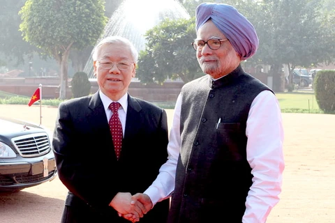 Thủ tướng Ấn Độ Manmohan Singh đón Tổng Bí thư Nguyễn Phú Trọng tại lễ đón sáng 20/11. (Ảnh: Trí Dũng/TTXVN)