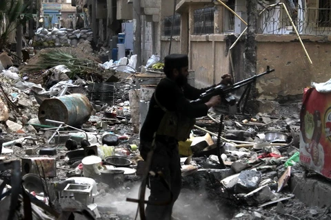 Phiến quân trong một vụ đụng độ với binh lính chính phủ tại thành phố Deir Ezzor, phía đông bắc Syria ngày 11/11. Ảnh minh họa (Nguồn: AFP/TTXVN)