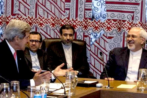 Ngoại trưởng Mỹ John Kerry (trái) và Ngoại trưởng Iran Mohammad Javad Zarif (phải) trong cuộc gặp cấp ngoại trưởng giữa Iran và nhóm P5+1. (Nguồn: timesofmalta.com)