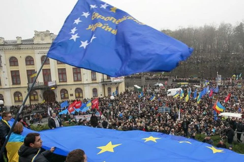 Người biểu tình tập trung ở một địa điểm tại trung tâm Kiev. (Nguồn: Reuters)