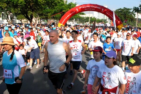 Các vận động viên tham gia cuộc chạy bộ. (Ảnh: Nguyễn Thành Chung/Vietnam+)