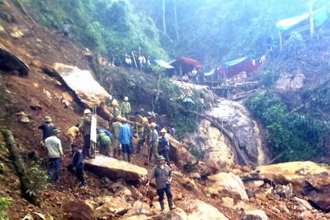 Tìm cứu các nạn nhân vụ sập hầm khai thác vàng trái phép hôm 5/8/2010 tại bãi vàng Sa Phìn, xã Nậm Xây, Văn Bàn (tỉnh Lào Cai). (Ảnh: Lục Văn Toán/TTXVN) 