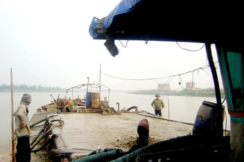 Một tàu khai thác cát trái phép bị thu giữ ở Hải Dương, năm 2011. (Ảnh: Trần Tiến Duẩn/TTXVN)