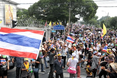 Người biểu tình chống chính phủ tập trung trước Bộ Nội vụ ở thủ đô Bangkok ngày 26/11. (Nguồn: THX/TTXVN)