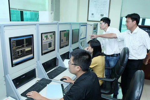 Hoạt động kiểm soát tần số bằng trạm cố định tại Đài kiểm soát của Cục Tần số vô tuyến điện (Bộ Thông tin và Truyền thông) . (Ảnh: Lâm Khánh/TTXVN)