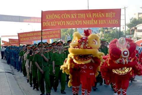 Các tầng lớp quần chúng Cần Thơ diễu hành hưởng ứng Tháng hành động quốc gia phòng, chống HIV/AIDS. (Nguồn: Bộ Y tế)