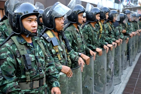 Binh sỹ Thái Lan triển khai bảo vệ tòa nhà chính phủ ở Bangkok ngày 1/12. (Nguồn: AFP/TTXVN)