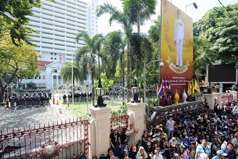 Người biểu tình tụ tập trước cổng trụ sở cảnh sát thủ đô Bangkok. (Nguồn: AFP/TTXVN)