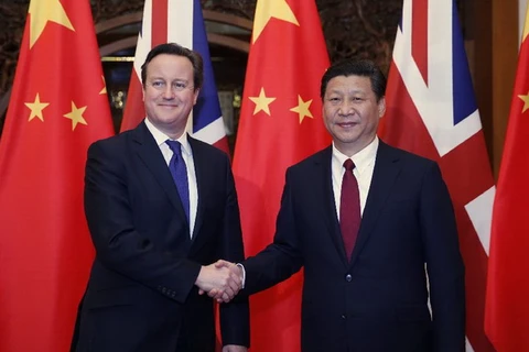 Chủ tịch Trung Quốc Tập Cận Bình đón, tiếp Thủ tướng Anh David Cameron đang ở thăm Trung Quốc. (Nguồn: Xinhua)