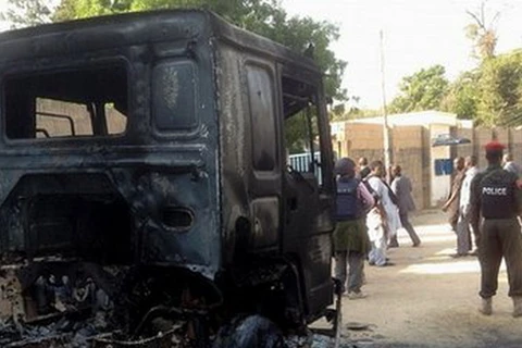 Một xe tải bị đốt cháy bên ngoài căn cứ không quân Maiduguri. (Nguồn: AP)