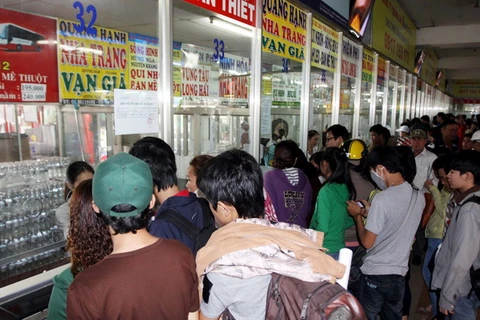 Hành khách mua vé xe khách dịp Tết Quý Tỵ 2013 ở bến xe miền Đông. Ảnh minh họa. (Ảnh: Hoàng Hải/TTXVN)