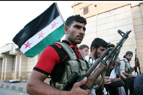 Các tay súng của quân nổi dậy Syria. (Nguồn: independent.co.uk)